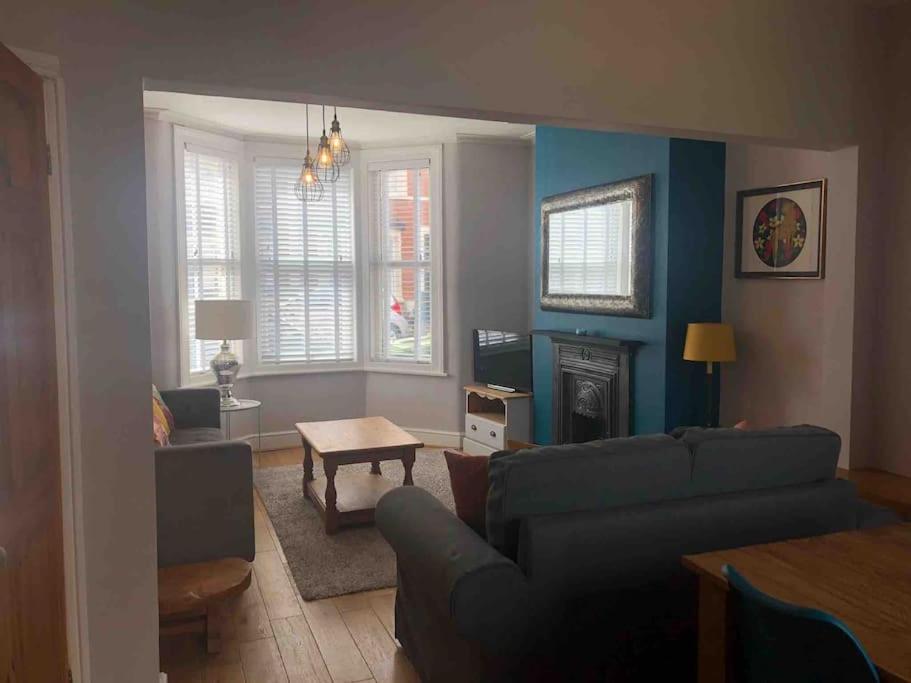 Gloucester Rd 2 Mins Away - Fab, New, Trendy House Bristol Exterior photo